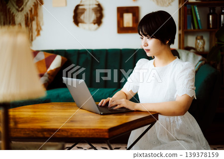 一位女士在家用筆記型電腦工作。 139378159