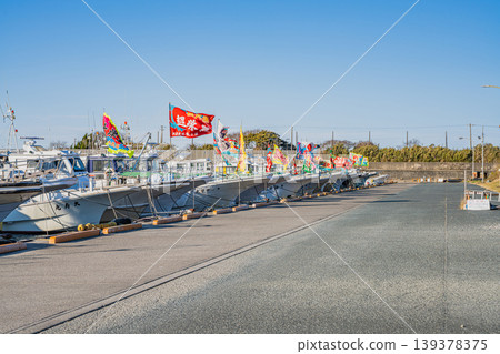 A scene of large fishing flags at Fukuda Fishing Port in Iwata City (Shizuoka Prefecture) A scene of large fishing flags at Fukuda Fishing Port in Iwata City (Shizuoka Prefecture) 139378375