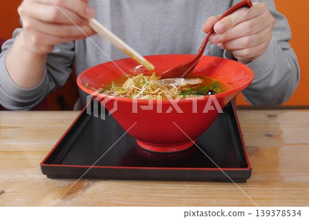 吃拉麵的男人（無臉） 139378534