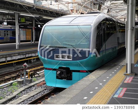 超觀景號列車停靠上野站。 超觀景號列車停靠上野站。 139378898