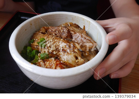 一碗熱騰騰的叉燒飯 139379034