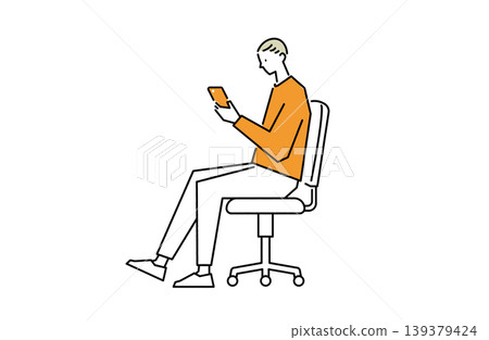 一名男子坐在辦公椅上,看著他的智慧型手機。 一名男子坐在辦公椅上,看著他的智慧型手機。 139379424