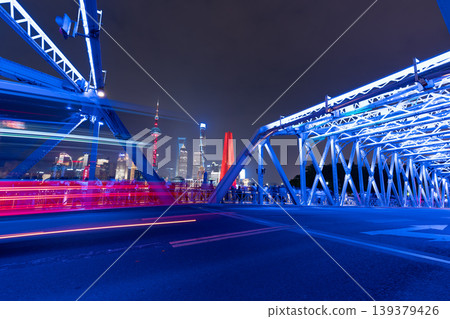上海外白大橋夜景長曝光照片:低角度拍攝的鋼結構與光跡。 上海外白大橋夜景長曝光照片:低角度拍攝的鋼結構與光跡。 139379426