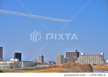 名古屋市矢田川河床公園的藍色衝擊波示範飛行 名古屋市矢田川河床公園的藍色衝擊波示範飛行 139379614