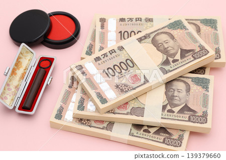 一疊鈔票和一個印章 139379660