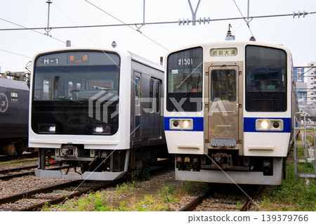 501系和415系列車在南福岡車輛段列隊停車。 139379766