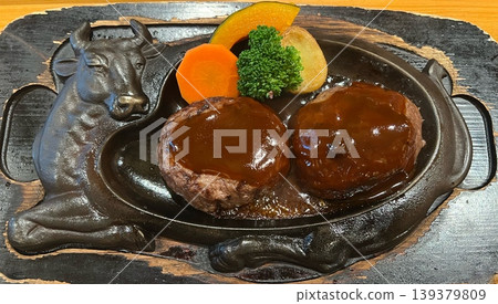 熱氣騰騰的漢堡牛排 熱氣騰騰的漢堡牛排 139379809