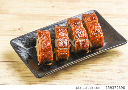 Eel sushi roll 139379898