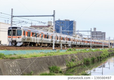 JR東日本315系列車正在京和站附近行駛。 JR東日本315系列車正在京和站附近行駛。 139380497