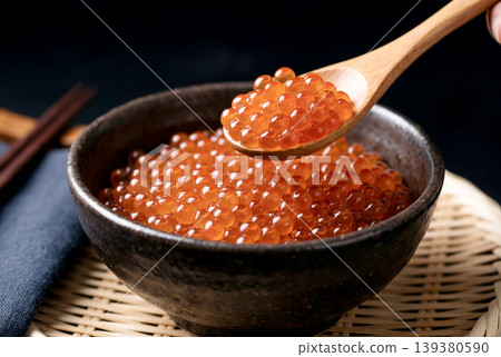 用木匙舀起的油亮鮭魚籽 用木匙舀起的油亮鮭魚籽 139380590