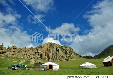蒙古布拜特營地蒙古包群與落基山景觀 139381412