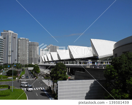 橫濱太平洋購物中心及周圍建築,以藍天為背景。 橫濱太平洋購物中心及周圍建築,以藍天為背景。 139381439
