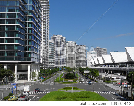 橫濱太平洋購物中心及周圍建築,以藍天為背景。 橫濱太平洋購物中心及周圍建築,以藍天為背景。 139381440