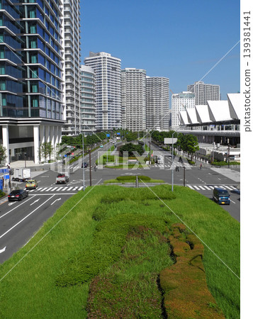 橫濱太平洋購物中心及周圍建築,以藍天為背景。 橫濱太平洋購物中心及周圍建築,以藍天為背景。 139381441