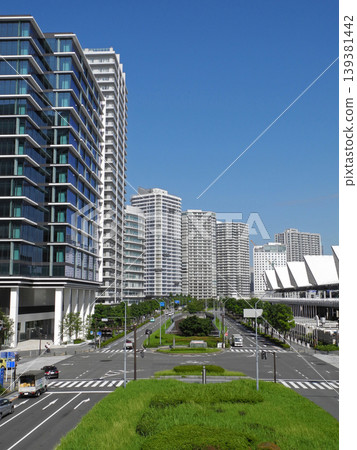 橫濱太平洋購物中心及周圍建築,以藍天為背景。 橫濱太平洋購物中心及周圍建築,以藍天為背景。 139381442