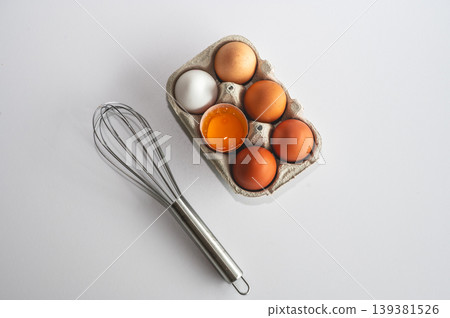 Organic Brown and White Eggs with Broken Egg Organic Brown and White Eggs with Broken Egg 139381526