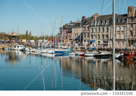 Charming street in Honfleur, Normandy, France 139381590