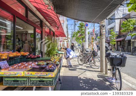 東京世田谷區都會風景:大山臺快樂路上的蔬果店。 東京世田谷區都會風景:大山臺快樂路上的蔬果店。 139383329