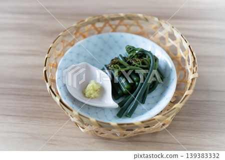 汆水蕨菜，盛於日式盤中 139383332