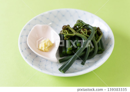 汆水蕨菜,盛於日式盤中 汆水蕨菜,盛於日式盤中 139383335