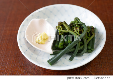 汆水蕨菜,盛於日式盤中 汆水蕨菜,盛於日式盤中 139383336