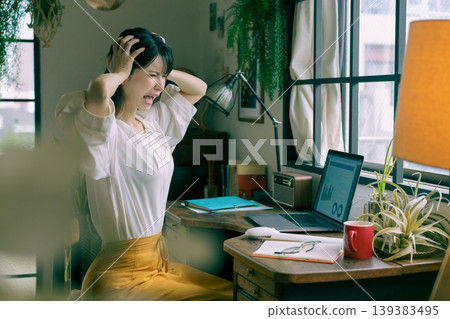一位年輕的日本女子在家中看到自己的筆記型電腦時感到震驚。 139383495