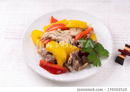 蒜蓉鹽焗豬肉和甜椒 蒜蓉鹽焗豬肉和甜椒 139383520