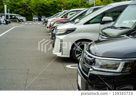 購物中心停車場裡的汽車 購物中心停車場裡的汽車 139383719