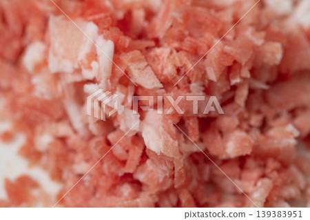 這是一張切碎的冷凍豬肉的圖片。 這是一張切碎的冷凍豬肉的圖片。 139383951