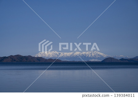 春天的豬苗代湖和飯長山脈 139384011