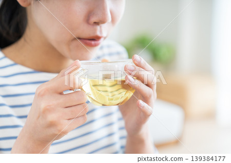 喝涼茶的一個少婦 喝涼茶的一個少婦 139384177