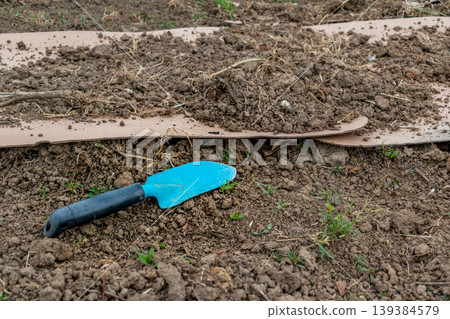 Cardboard in the garden and in permaculture, it provides nutrients and carbon, allows mulching, keeps the soil cool and serves as a method of weeding, brown corrugated cardboard, without ink or glue 139384579