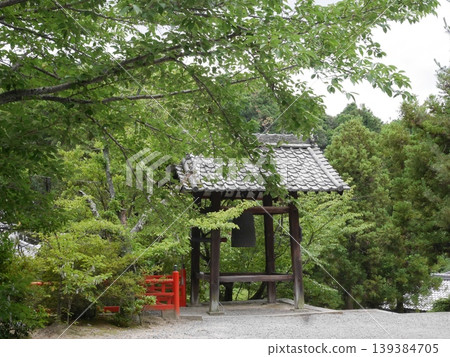 寺廟的鐘被綠樹環繞 寺廟的鐘被綠樹環繞 139384705