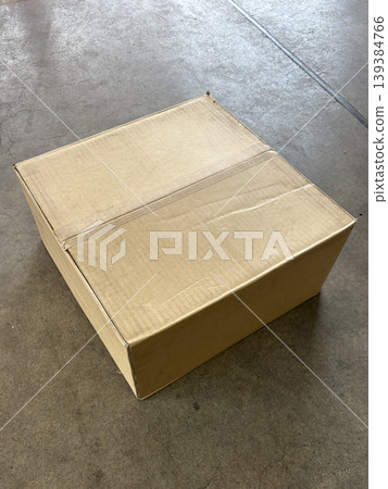 裝有卡車車輪的紙箱 裝有卡車車輪的紙箱 139384766