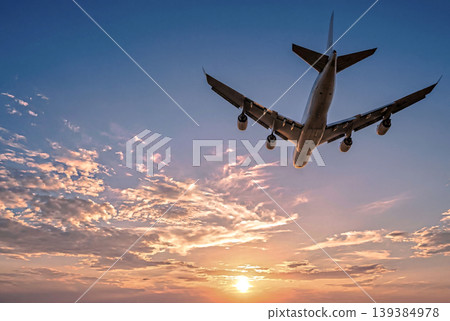 一架客機飛越落日餘暉下的天空——空拍畫面 一架客機飛越落日餘暉下的天空——空拍畫面 139384978