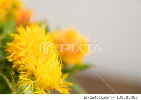The image of safflowers in a vase 139385060