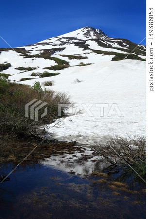 Mount Chokai in spring, with snow still remaining. 139386053