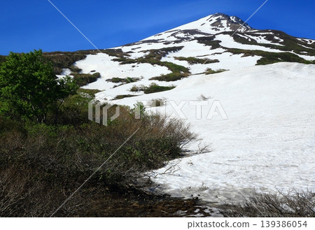 春天的鳥海山，山上仍有積雪。 139386054