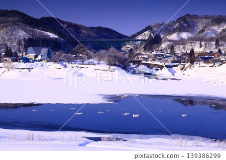 冬日黎明的景象 冬日黎明的景象 139386299