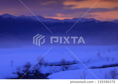 A winter dawn scene 139386378
