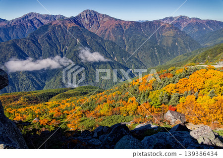 南阿爾卑斯山的秋色:鳳王山、砂原山、北岳、相岳、千疊岳。 南阿爾卑斯山的秋色:鳳王山、砂原山、北岳、相岳、千疊岳。 139386434
