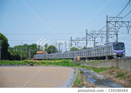 稻田裡注滿了水,還有一列東京地鐵18,000系列列車。 稻田裡注滿了水,還有一列東京地鐵18,000系列列車。 139386468