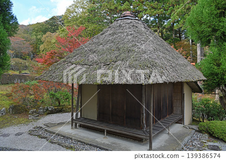 Autumn scenery woven from thatched roofs and autumn leaves: A breathtaking Japanese landscape full of emotion, where moss-covered roofs and vibrant maple leaves come together in harmony. Autumn scenery woven from thatched roofs and autumn leaves: A breathtaking Japanese landscape full of emotion, where moss-covered roofs and vibrant maple leaves come together in harmony. 139386574