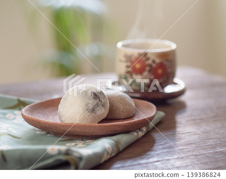 軟糯的豆沙麻糬配上熱茶，是傳統的日式點心。 139386824