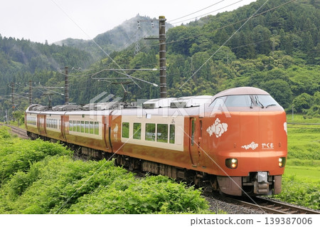 夏季,八雲特快列車在白備線上運行 夏季,八雲特快列車在白備線上運行 139387006