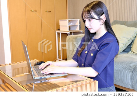 「高品質的日常生活讓我感到平衡。」一位女性透過閱讀、使用電腦和伸展運動來放鬆身心,保持精神煥發的生活方式。 「高品質的日常生活讓我感到平衡。」一位女性透過閱讀、使用電腦和伸展運動來放鬆身心,保持精神煥發的生活方式。 139387105