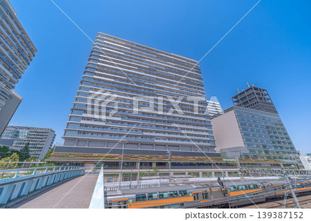中野公園城、艾爾斯大樓和中野M-SQUARE的外景，中央線列車從中穿過[東京中野區] 139387152