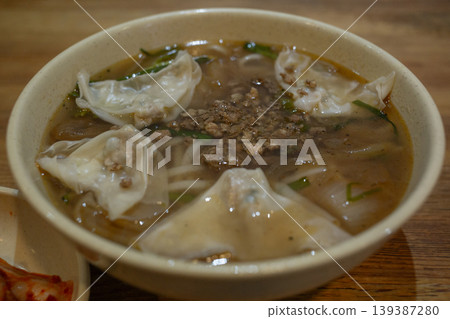 [韓國] 在首都首爾明洞的一家餃子店裡，一碗餛飩湯和泡菜。 139387280