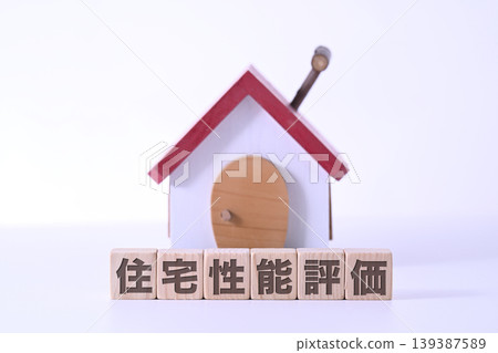 一本關於住房性能評估的教科書和一棟紅屋頂的房子 139387589