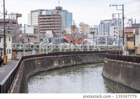 【東海道本線】清晨,一列地方列車駛過蒲田的街道。 【東海道本線】清晨,一列地方列車駛過蒲田的街道。 139387779